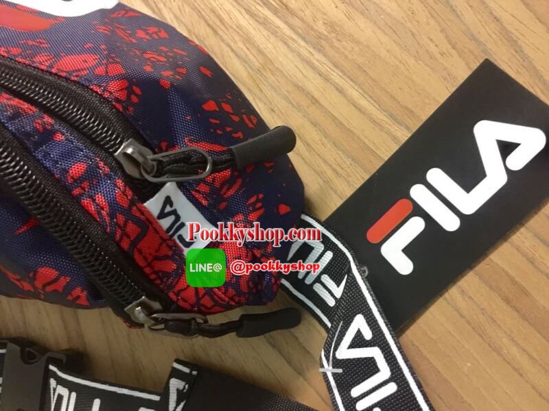 FILA Waist Bag.. รับซัมเมอร์ด้วยลวดลายเกร๋ๆ กระเป๋าคาดอกคาดเอว FILA แบรนด์ฮิตที่ไม่เคยตกเทรน มาให้สะพายกันก่อนใคร ด้วยดีไซต์ลวดลายที่แมทกันอย่างลงตัว ด้านหน้าสกรีนแบรนด์ วัสดุNYLON 100% เคลื่อบเงาอีก 1 ชั้น กันน้ำได้ในระดับหนึ่ง.. เปิดปิดด้วยซิปยาว จุของไ