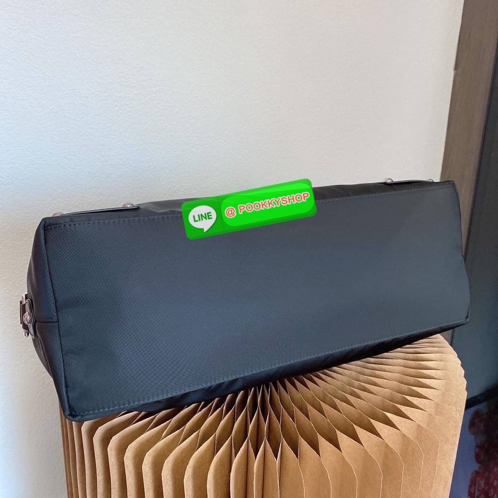New Arrivals!!!PRADA Bag Premium gift กระเป๋าเดินทางขนาดใหญ่ วัสดุ Nylon กันน้ำ อะไหล่เงิน ถือหรือสะพายไหล่ได้ น้ำหนักเบาจุของได้เยอะ เดินทางต่างจังหวัดได้สบายๆ ด้านในโล่งมี1ช่องซิป และช่องจัดระเบียบอีก3ช่อง ซับใบผ้าลายแบรนด์หรู สายยาวถอดสายได้ปรับระดับได
