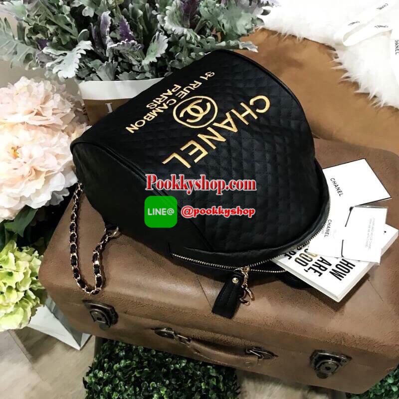 พร้อมส่งไอเท็มขายดี! NEW ARRIVAL! Chanel Backpack VIP Gift With Purchase (GWP) กระเป๋าสะพายเป้ Limited Edition พรีเมี่ยมกิ้ฟจาก Chanel Perfume Counter ขนาดใหญ่กำลังดี น้ำหนักเบา วัสดุหนังลายตารางด้านหน้าปักโลโก้แบรนด์หรู เปิดปิดด้วยซิปสะดวกใช้ หัวซิปแบรนด