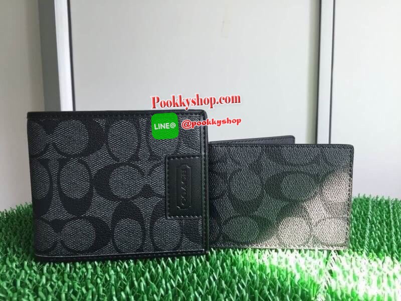 Brand : COACH Compact ID Wallet Detail : กระเป๋าสตางค์Coach ใบสั้น มาพร้อมกระเป๋าใส่บัตรใบเล็ก 1 ใบ มีช่องใส่บัตรหลายช่องสามารถใส่บัตรได้จำนวนมาก และมีช่องใส่ธนบัตรถึง 2 ช่อง สามารถมอบเป็นของขวัญหรือใช้เองก็ได้ พลาดไม่ได้แล้วนะคะ