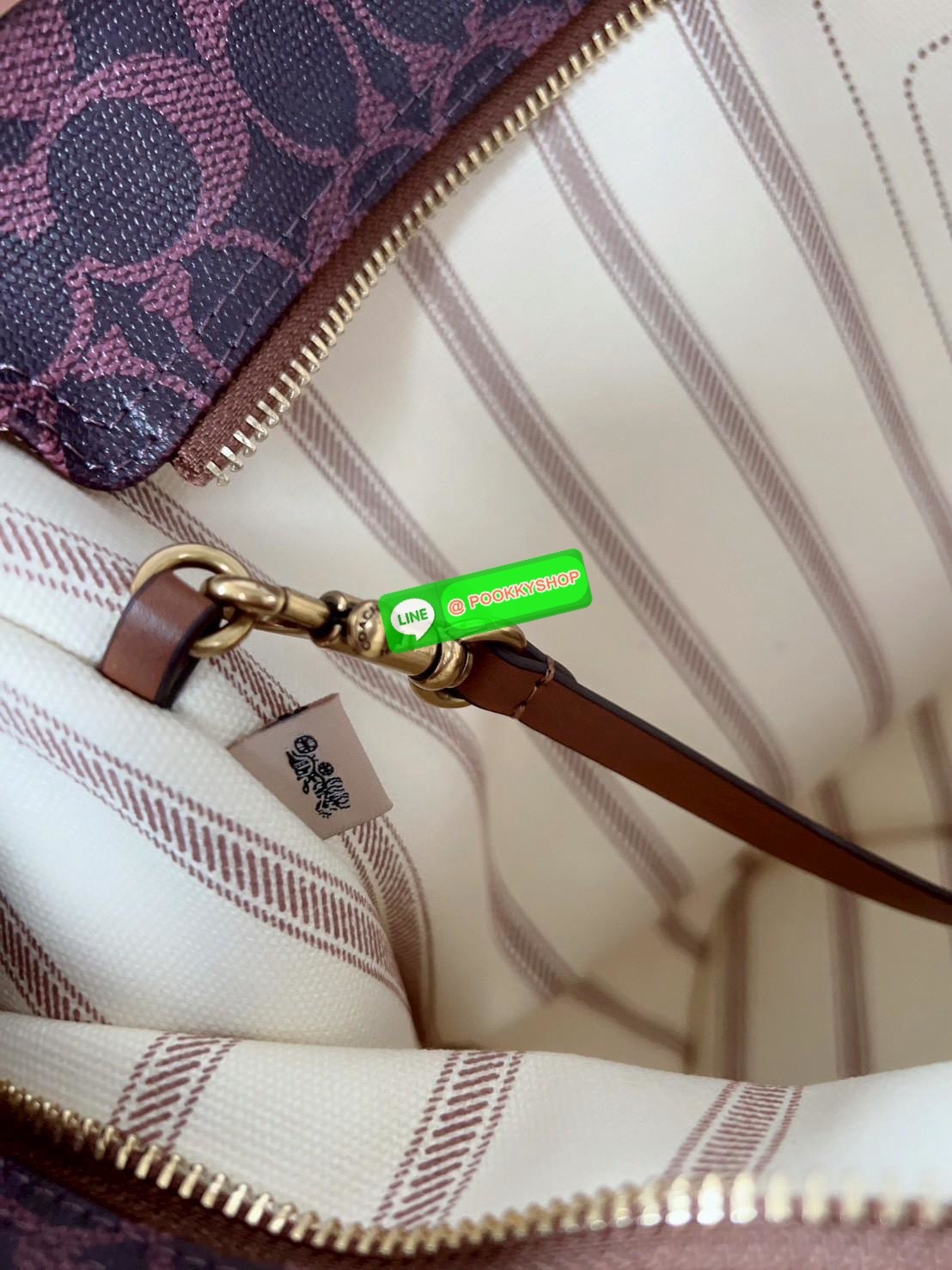 📸NEW ARRIVAL!🎉🎉 พร้อมสีใหม่ล่าสุด (อาจจะยังไม่มีในไทย) สาวๆที่ชอบใบใหญ่ใส่จุ รุ่นนี้คือคำตอบที่ดีที่สุดเลยค่าา👏 Coach Taxi Tote Bag In Signature Canvas 📌ฟรีน้องKitty สุดน่ารัก ตามรูปให้หนึ่งตัวค่า‼️