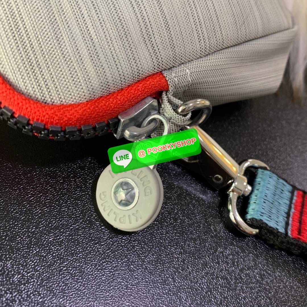 KIPLING 3 Monkey program Seoul up clutch & sling bag กระเป๋าคล้องมือ หรือ สะพายข้าง ขนาดเล็ก วัสดุ Nylon & Polyester 100% ใช้งานได้ 2 รูปแบบ มีสายสลับเปลี่ยนได้ทั้งแบบคล้องมือหรือสะพายข้าง เปิด-ปิดด้วยซิป ช่องหลักโล่ง มีช่องใส่บัตรด้านข้าง 6 ช่อง และช่องด