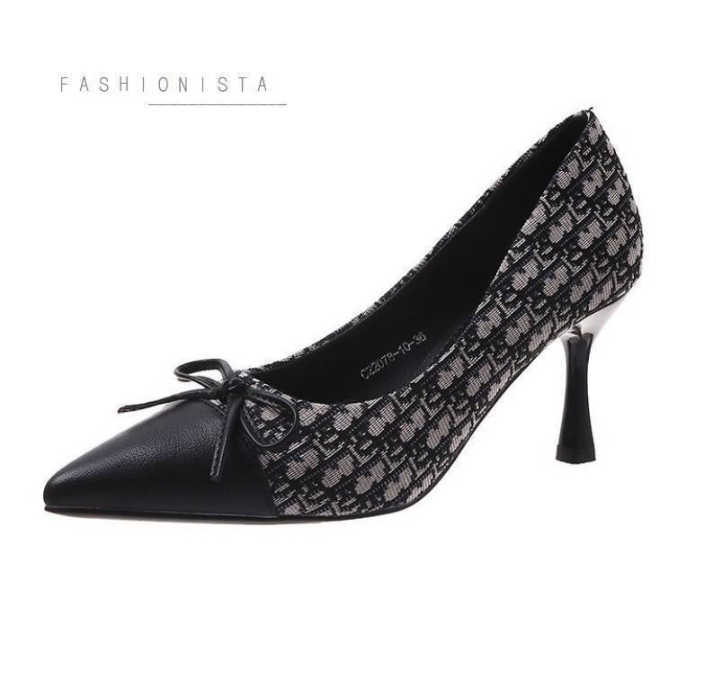 สินค้าล็อตใหม่เข้าเพิ่ม พร้อมส่งค่ะ หรูหราดูดีมีระดับ งานสวยมากเว่อร์!! รองเท้าคัชชูส้นสูงทรง casual วัสดุหนัง pu เนื้อหนาขึ้นทรงคุณภาพดี บุผ้าทอลายสไตล์แบรนด์ดิออร์ ส้นสูง 7 c.m. เพิ่มความเก๋ตกแต่งโบว์ด้านหน้า ใส่แล้วดูเท้าเรียว ลุคนี้เรียบหรูดูแพงมากๆค่