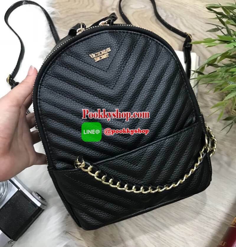 พร้อมส่งรุ่นใหม่ NEW ARRIVAL! VITORIA’S SECRET MINI BACKPACK กระเป๋าเป้ขนาดมินิรุ่นใหม่ล่าสุดวัสดุหนังแกะสังเคราะห์เดินเส้นลายริ้วสวยดูมีดีเทลเปิดปิดด้วยซิปรอบสะดวกใช้ ด้านหน้ามี1ช่องซิปประดับโลโก้แบรนด์อะไหล่ทองภายในกว้างมีโลโก้และช่องซิป น้ำหนักเบา หูจั