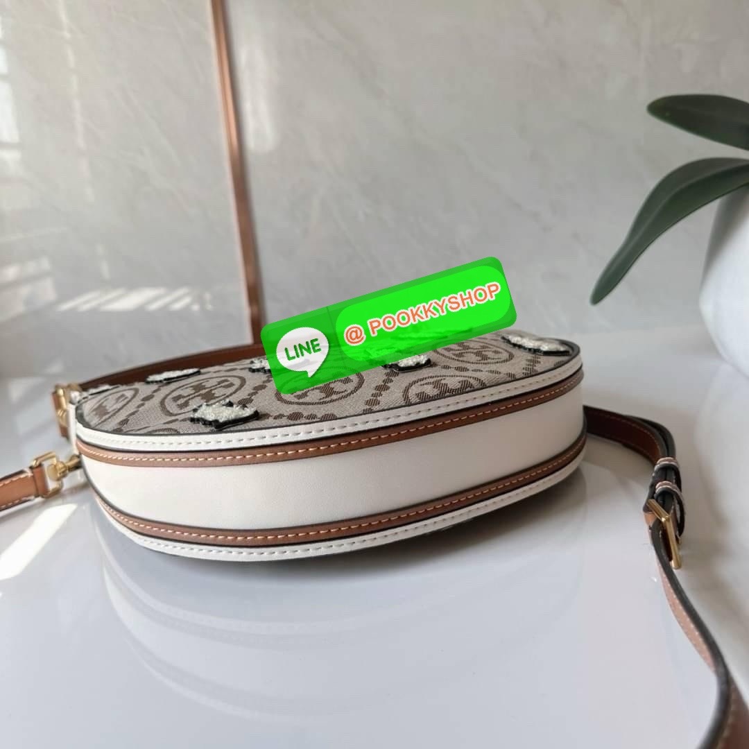 TORY BURCH Mini T Monogram embroidered Rabbit crescent Bag 🐇 คอลเลคชั่นกระต่ายสุดร้อนแรงแห่งปี คอลเลคชั่นทีบ่งบอกสไตล์ที่ทันสมัยทรงครึ่งวงปักลายกระต่ายบนกระเป๋าสุดน่ารัก โด่ดเด่น วัสดุผ้าแจคการ์ดตัดหนังแท้ เปิดปิดด้วยซิป มาพร้อมกระเป๋าใส่เหรียญใบเ