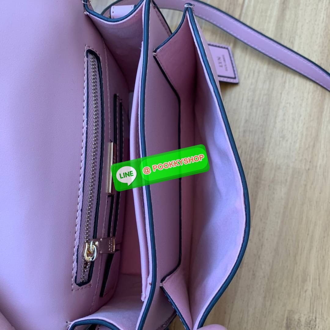 LYN กระเป๋าทรงน่ารักปุ๊กปิ๊ก สายสะพายหนัง เปิดปิดด้วยกระดุมแม่เหล็ก ฐานกว้างใส่ของได้เยอะ