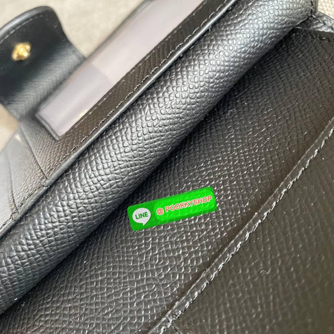 COACH 6390 MEDIUM CORNER ZIP WALLET กระเป๋าสตางค์ใบกลาง สีพื้นเรียบหรู วัสดุcrossgrain ภายในมีช่องใส่บัตรและธนบัตรได้ทุกชนิด มีช่องซิปใส่เหรียญ ขนาดกะทัดรัดพกพาง่าย คนชอบจัดระเบียบกระเป๋าสตางค์แนะนำเลยจ้า