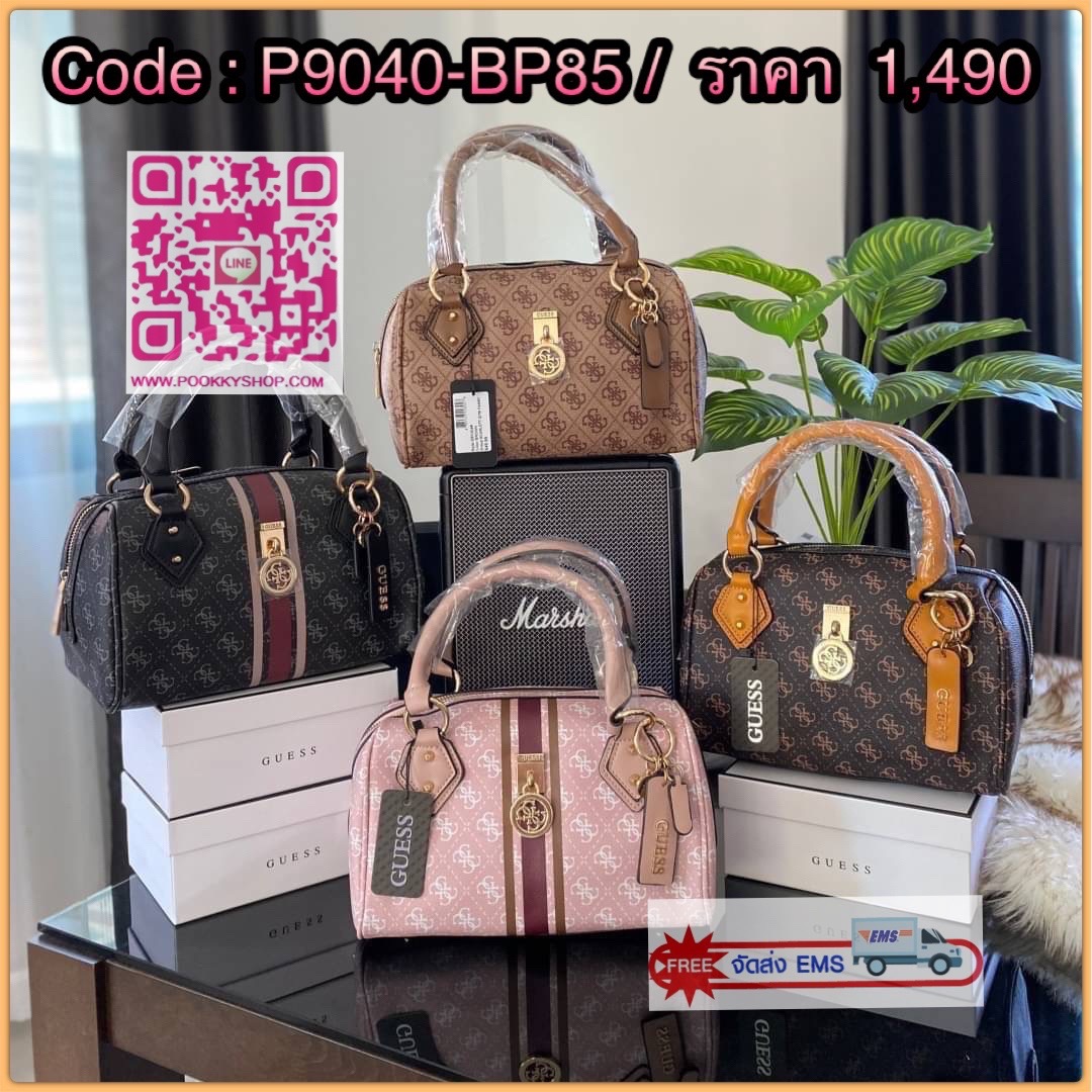 GUESS JENSEN BOX SATCHEL กระเป๋าทรงหมอน ประดับพวงกุญแจโลโก้แบรนด์ด้านหน้ากระเป๋า มีหมุดรองฐานตั้งอยู่ทรง มาพร้อมกับสายสะพายยาวปรับระดับได้ ภายในซับในตราแบรนด์อย่างดี รุ่นนี้สวยงามมากค่ะ สินค้าถ่ายจากงานจริง ใครได้ไปรับรองไม่ผิดหวัง❤️