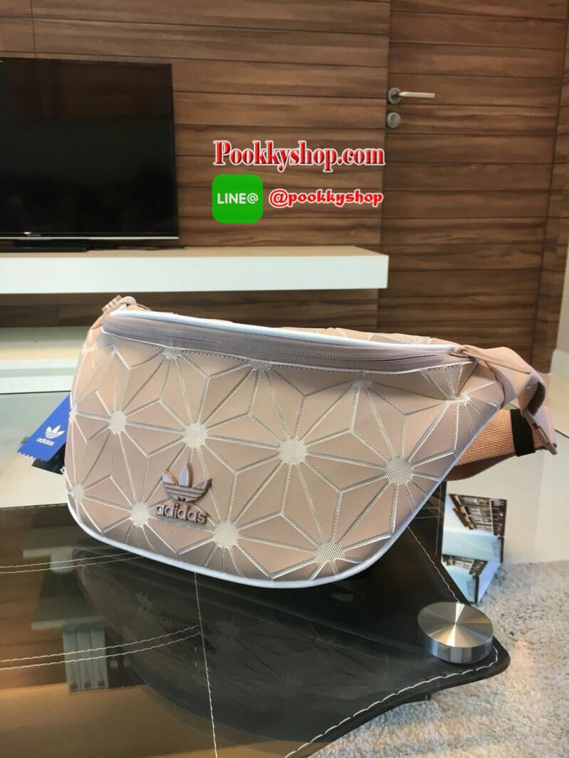 มาพร้อมถุงผ้าขาวกันฝุ่น) พร้อมเสิร์ฟความ Sport กับกระเป๋าคาดอก/คาดเอวจากแบรนด์ดัง ADIDAS MATE 3D รุ่นสุดฮิตในตอนนี้ โดดเด่นด้วยรูปทรงกะทัดรัด สายยาวปรับได้เป็นทั้งกระเป๋าคาดอกและกระเป๋าคาดเอว ด้านในใส่ของได้กำลังพอดี ใช้ได้ทั้งหญิงชายเลยคะรุ่นนี้ รีบคว้าด