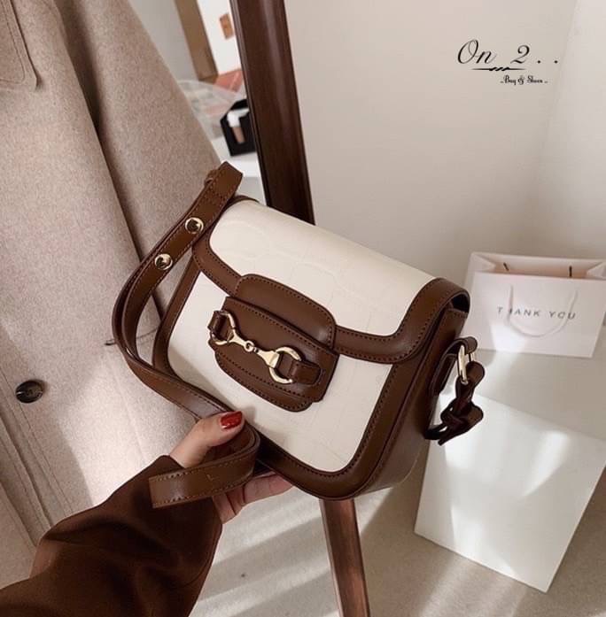 New Arrival 🔥🔥🔥 🇰🇷Korean style bag🇰🇷 กระเป๋าหนังพียูทรงสี่เหลี่ยม ปั้มลายCroco สายสะพายเป็นสายหนัง ปรับความยาวได้