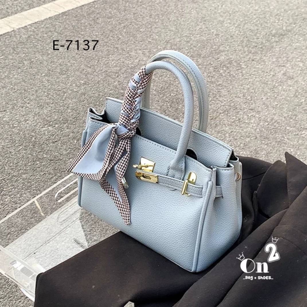 New arrivals🥳🥳 กระเป๋าแฟชั่นมาใหม่ ทรง Birkin งานสไตล์แบรนด์ เปิดหน้าอะไหล่ทอง ทรงสวยน่าใช่มากค่ะ มาพร้อมสายสะพายยาวแบบครอสบอดี้