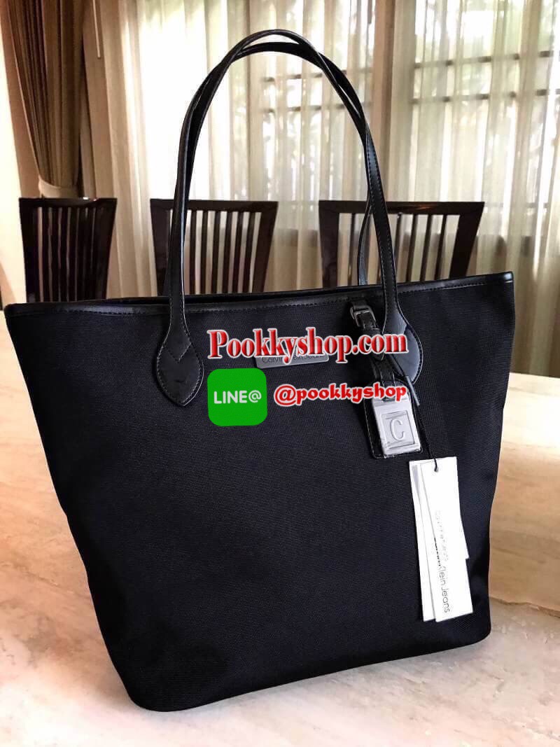 CALVIN KLEIN" JEANS TOTE BAG (Size M) กระเป๋าสะพาย Calvin Klein Jeans Limited Edition จาก Calvin Klein Jeans วัสดุ Polyester คุณภาพดีเนื้อหนาน้ำหนักเบา ด้านหน้าประดับโลโก้ Calvin Klein Jeans พร้อม TAG ห้อยที่หูหิ้วดูมีดีเทล เปิดปิดด้วยซิปสะดวกใช้ หัว