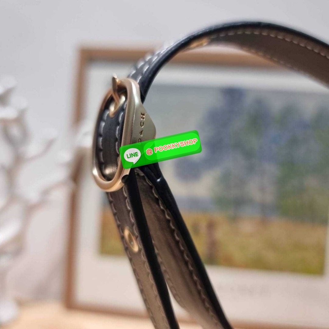 COACH CR533 ELIZA SHOULDER BAG 🔅 Details ใหม่ล่าสุด กระเป๋าสะพายไหล่ทรงโฮโบสุดหรู ดีไซน์โลโก้แบบใหม่และหรูหรายิ่งขึ้น คงความคลาสสิคและวินเทจ เปิด-ปิดด้วยสายคาดแบบกระดุมแม่เหล็ก ภายในเป็นช่องโล่ง แบ่งสัดส่วนไว้อย่างดี มีทั้งช่องใส่บัตร และช่องซิป ส