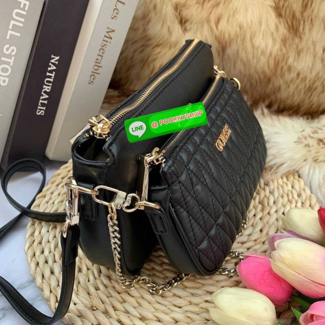 Guess ซื้อ 1 ได้ถึง 2 วัสดุหนัง PU เนื้อนิ่ม มาพร้อมสายสะพาย 2 เส้น สายโซ่สั่นสำหรับสะพายคล้องไหล่ และสายหนังยาวสะพายคลอสบอดี้สามารถปรับระดับได้ สวยได้หลายลุค คุ้มสุดๆจ้า