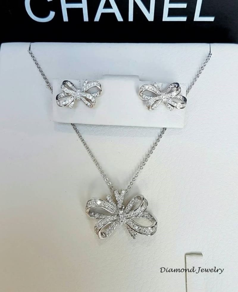 New Arrival !!! เซตต่างหู+สร้อยคอ งานเพชร CZ แท้ค่ะ ดีไซน์โบว์สวยมากกกกกกกกกกกกก เพชรวิ้งวาววับสวยหรู งานรุ่นนี้การันตีความสวย น่ารักเลยนะคะ งานเป็นเพชรฝังMicro setting วิ้งๆสวยแบบนี้ ใส่ออกงานชิคๆหรือใส่ไปเที่ยวชิลๆ ไม่ผิดหวังแน่นอนคะ