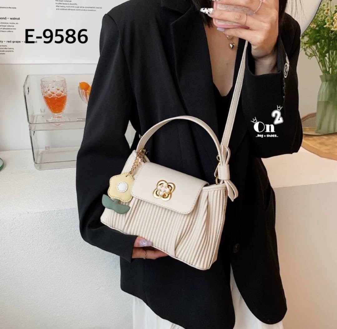 กระเป๋าสไตล์เกาหลีมาใหม่ หนังพลีทเล็กเย็บจีบด้านหน้า อะไหล่เปิดปิดรูปดอกไม้ มาพร้อมพวงกุญแจ+สายสะพายยาว