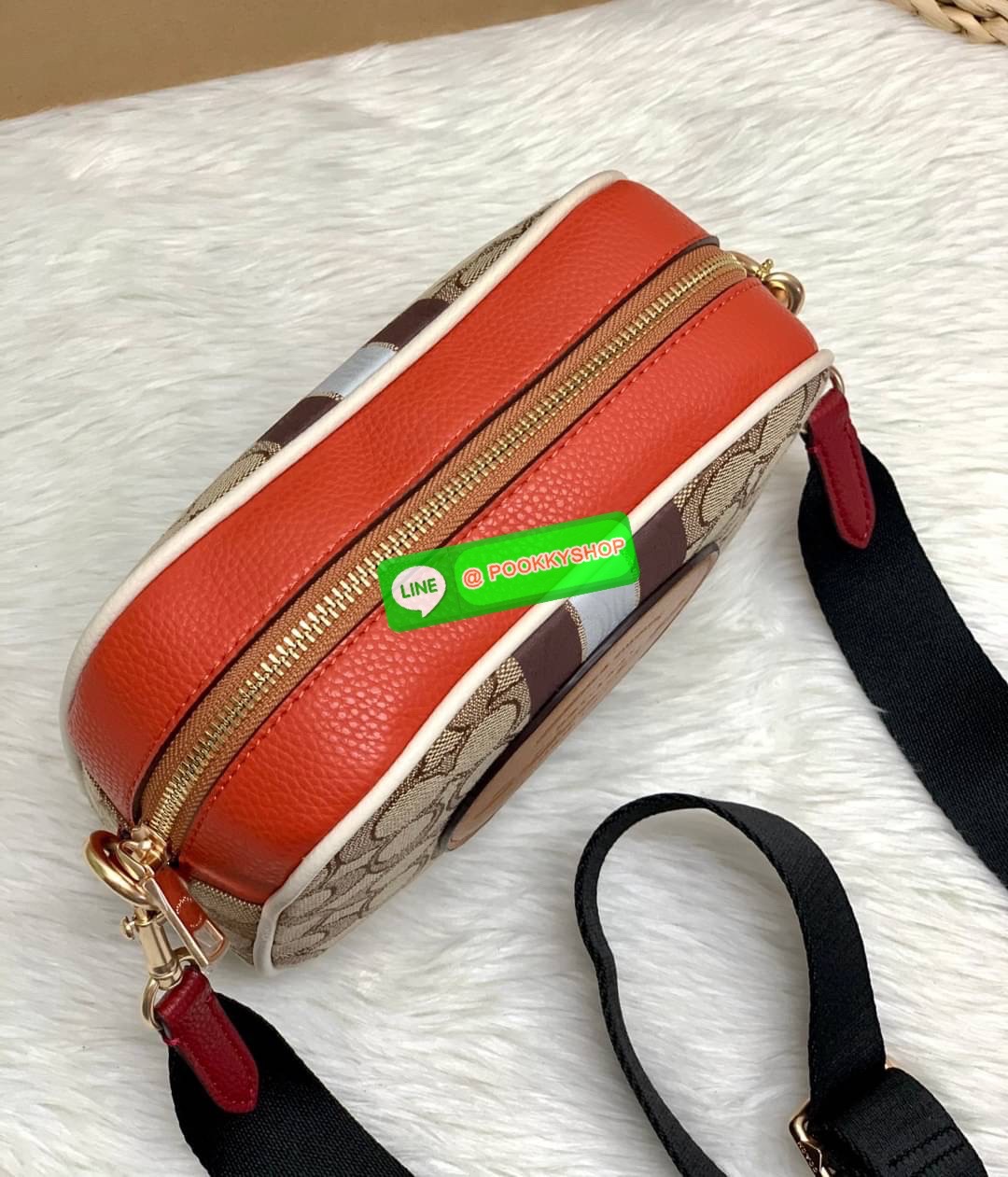 New arrival! 🌈รุ่นใหม่ห้ามพลาดค่ะ! Coach Dempsey Camera Bag In Signature Jacquard With Stripe And Coach Patch ((1912)) พร้อมส่งที่ไทย! กระเป๋าสะพายครอสบอดี้ร์กรือสะพายข้างได้ วัสดุJacquard+หนังแท้ สวยงามมากๆค่ะ ด้านหน้ามีป้ายวงกลมหนังโลโก้แบรนด์ เ