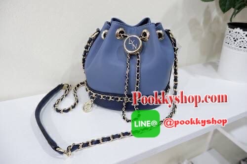 lyn จีบรุ่นใหม่คือสวยงามมาก หนังนิ่มคือดีงามมากจ้า ทรงก้อสวยน่ารักเว่อๆ ช่องด้านในมีช่องซิป และช่องใส่ของ สายยาวเป็นหนังคล้องโซ่ เข้าครบ 3 สีดีงาม