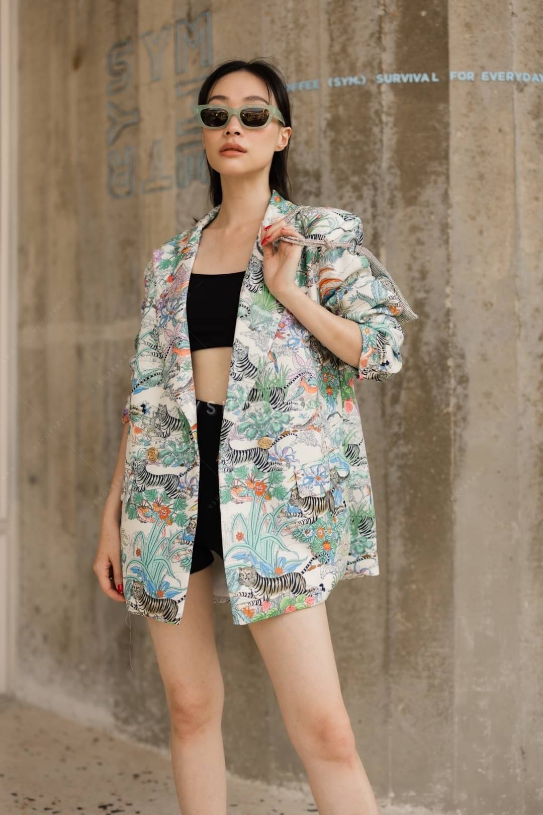เบลเซอร์สูทลาย animal สีสันจัดจ้าน ต้อนรับซัมเมอร์ไปเลยค้า ตัวสูทคัตติ้งเนี้ยบ ทรงoversize เย็บซับติด งานสวยมากๆค่ะ