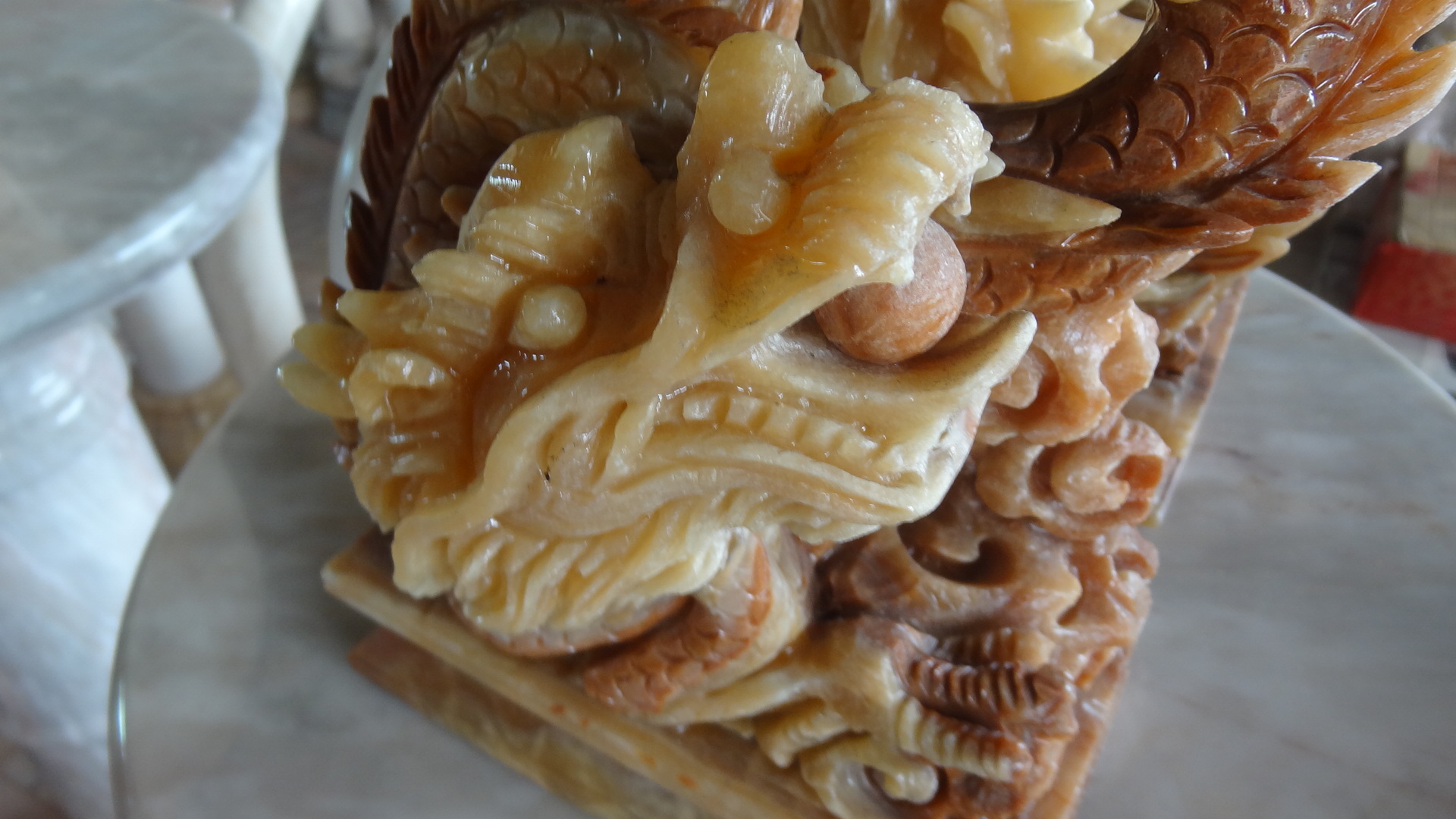 มังกรคาบแก้ว หินหยกน้ำผึ้งแกะสลักขนาด กว้าง 30 สูง 16 เซนติเมตร