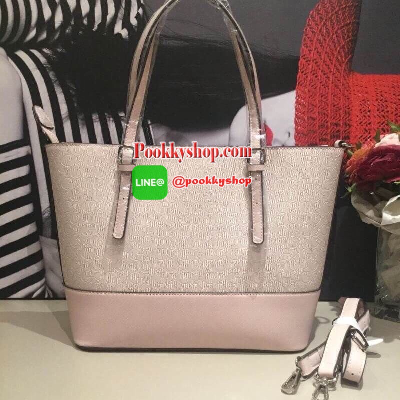 GUESS DELANEY TOTE BAG กระเป๋าทรง shopping วัสดุหนังแก้วเงาสวย น้ำหนักเบา ด้านหน้าประดับด้วยโลโก้แบรนด์สุดหรู เปิดปิดกระเป๋าด้วยซิปสะดวกใช้ ด้านในโล่งกว้าง มีช่องซิปและช่องเล็กสำหรับใส่ของ ซับในลายแบรนด์ รุ่นนี้มาพร้อมสายสะพายยาวปรับได้ ถอดได้ จะใช้แบบสะพ