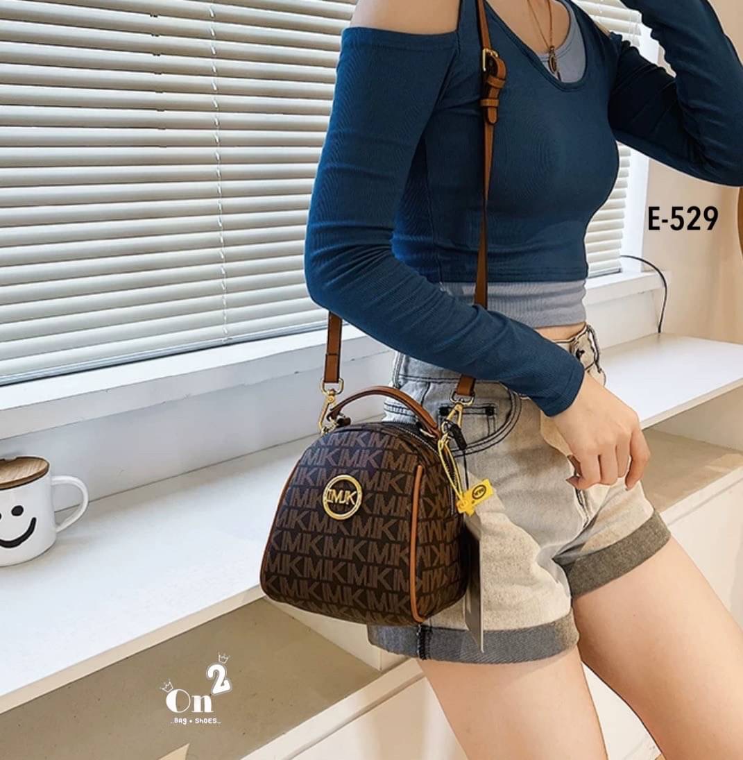 กระเป๋าสะพายแฟชั่นมาใหม่ งานสไตล์แบรนด์ งานซิป ขนาดกำลังดีน่าใช้มากค่ะ พร้อมส่ง 2 สีค่ะ