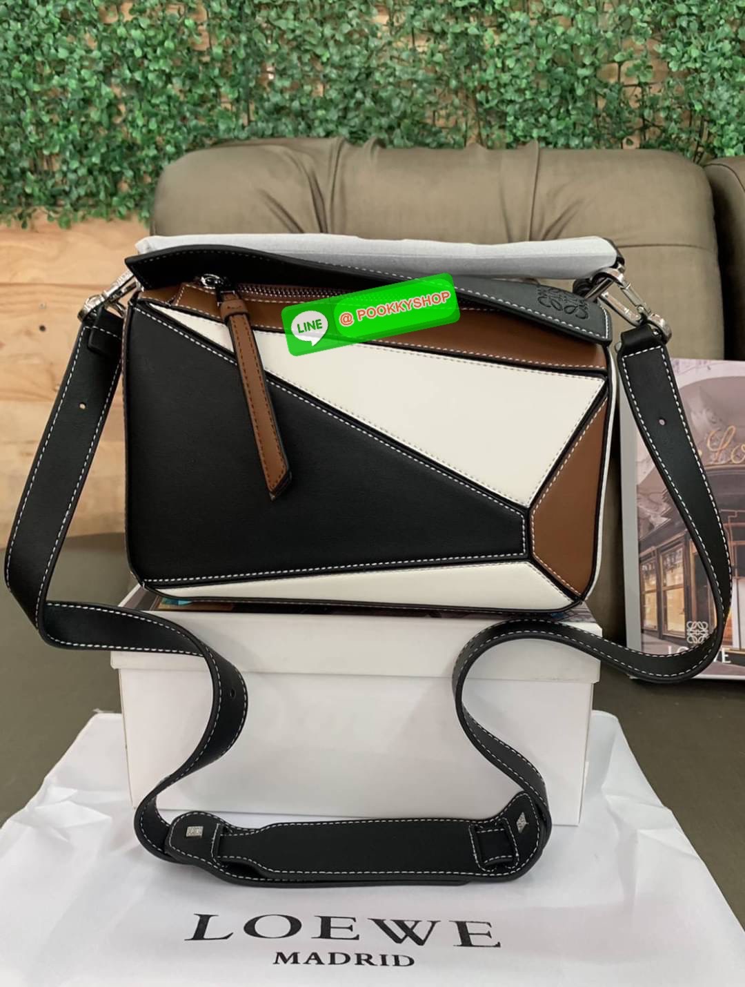 NEW IN! LOEWE CROSSBODY BAG VIP GIFT WITH PURCHASE (GWP) กระเป๋าถือหรือสะพาย Limited Edition จาก LOEWE PERFUME DUTYFREE COUNTER วัสดุ Leather Calfski หนังแท้ (หนังวัว) งานสวยตั้งอยู่ทรง สีสันสดใสทูโน ขนาดกำลังดี น้ำหนักเบา อะไหล่เงิน