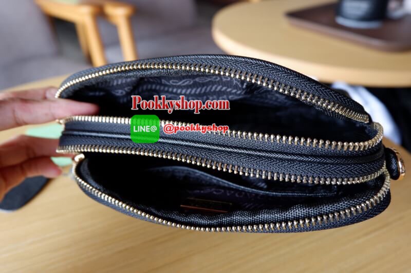 Best Seller อีกหนึ่งรุ่นค่ะ กระเป๋าอเนกประสงค์ จากแบรนด์ PRADA *พรีเมียมกิ๊ฟ** เป็นทรงสี่เหลี่ยม กระเป๋าเป็นผ้าไนล่อน ตามแบบฉบับของแบรนด์เลย ใบนี้มีสายยาว ปรับได้ 3 ระดับ สามารถสะพายเป็น shoulder bag ได้เลย ขนาดกำลังดีค่ะ มี2ซิป 2 ช่อง แยกใส่ของจุกจิ๊กได้