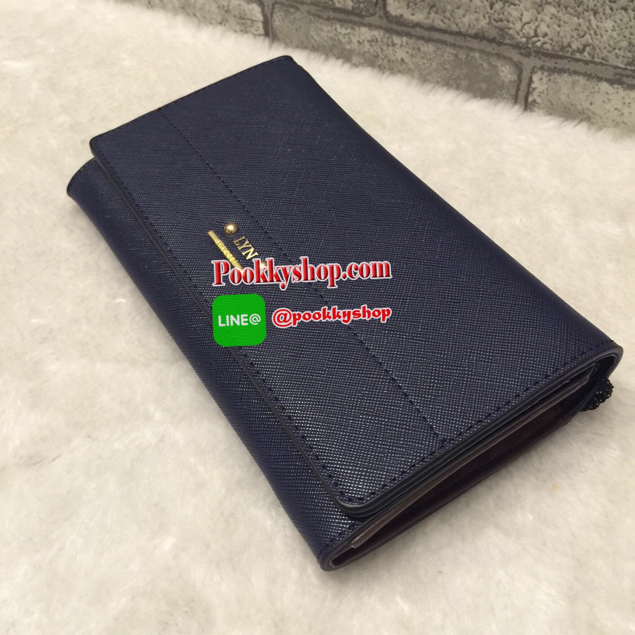 New Arrival!! LYN CLARLYNNA WALLET กระเป๋าเงินใบยาว ด้านหน้าแต่งโลโก้แบรนด์สีทองหรู เปิดปิดด้วยกระดุม ด้านในมีช่องใส่บัตร 10 ใบ พร้อมช่องซิปใส่เหรียญและช่องธนบัตร 2 ช่องใหญ่ เป็นกระเป๋าเงินที่สวยเรียบหรูมากๆค่า