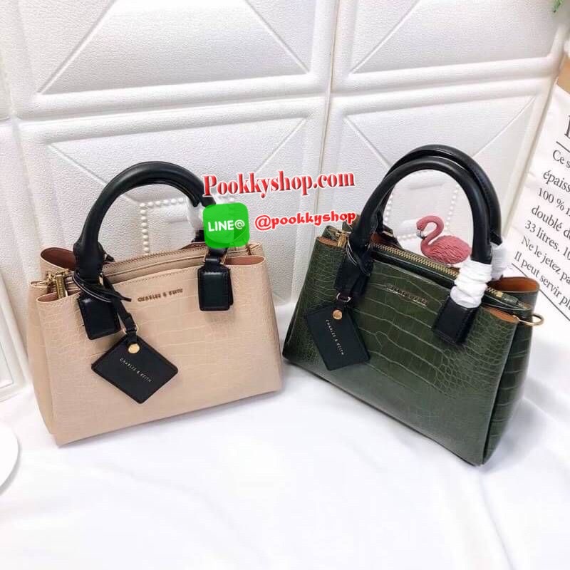 New arrival!! CHARLES & KEITH กระเป๋าถือ/สะพาย วัสดุ Saffiano คุณภาพดี น้ำหนักเบา ด้านหน้าประดับด้วยโลโก้แบรนด์สุดหรู เปิดปิดกระเป๋าด้วยกระดุมแม่เหล็กและซิป ด้านในโล่งกว้างมีช่องซิปสำหรับใส่ของ ใส่กระเป๋าสตางค์ใบยาวได้ Iphone+ได้ทุกรุ่น จุของได้เยอะ มาพร้