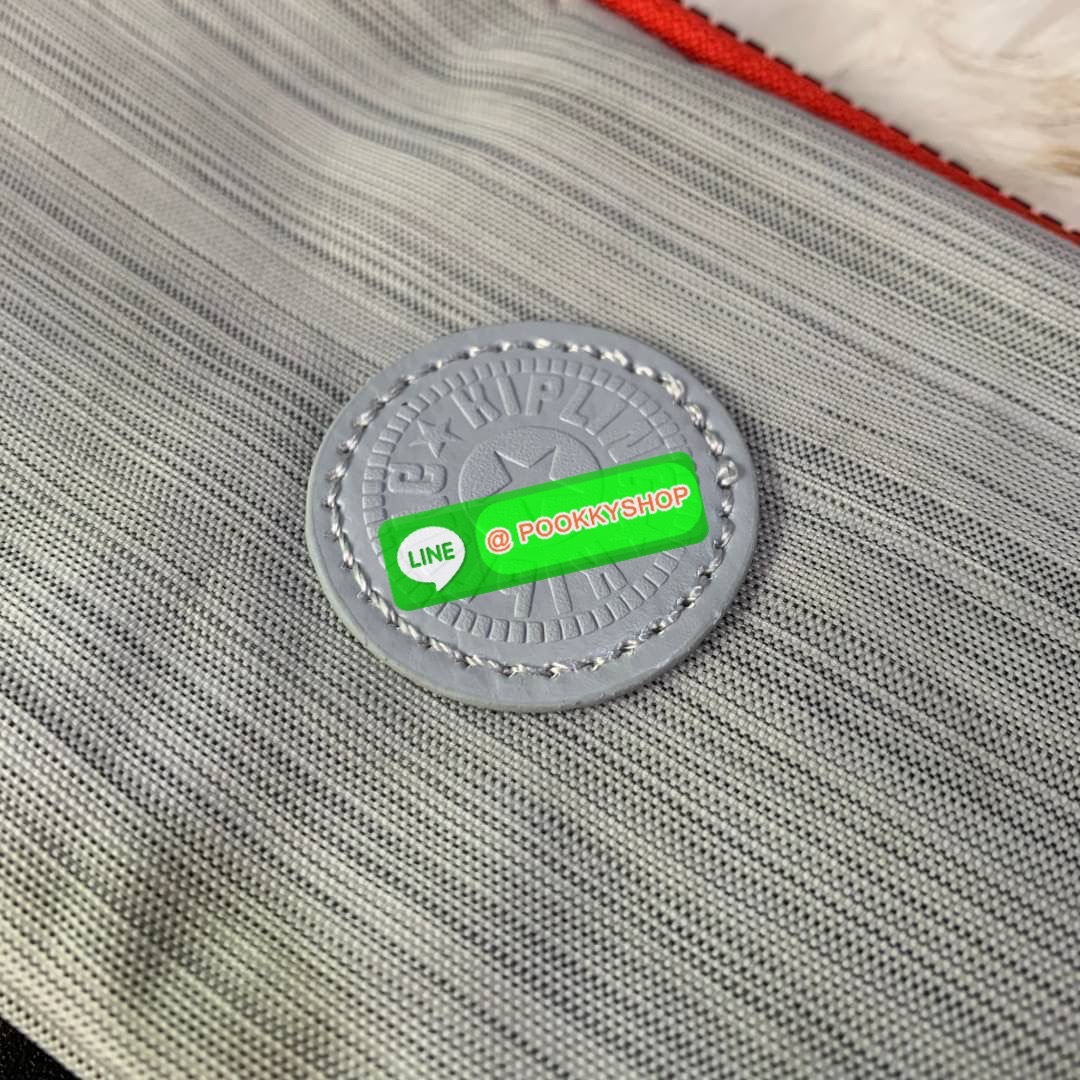 KIPLING 3 Monkey program Seoul up clutch & sling bag กระเป๋าคล้องมือ หรือ สะพายข้าง ขนาดเล็ก วัสดุ Nylon & Polyester 100% ใช้งานได้ 2 รูปแบบ มีสายสลับเปลี่ยนได้ทั้งแบบคล้องมือหรือสะพายข้าง เปิด-ปิดด้วยซิป ช่องหลักโล่ง มีช่องใส่บัตรด้านข้าง 6 ช่อง และช่องด