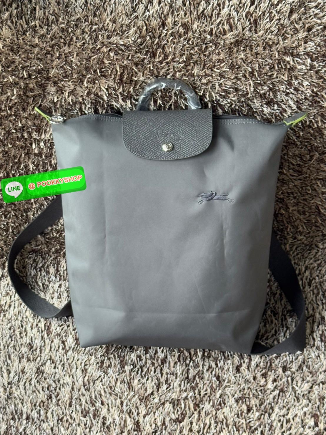 💕LONGCHAMP LE PLIAGE M BACKPACK กระเป๋าเป้น้ำหนักเบาพิเศษนี้ผลิตจากผ้าใบไนลอนรีไซเคิลที่ทนทานและพับเก็บได้ เหมาะสำหรับทุกโอกาส การออกแบบอเนกประสงค์และมีพื้นที่ภายในกว้างขวางที่สามารถเก็บแล็ปท็อปหรือโน๊ตบุ๊กได้ ในขณะที่สายสะพาย ปรับระดับได้ แมตช์ได