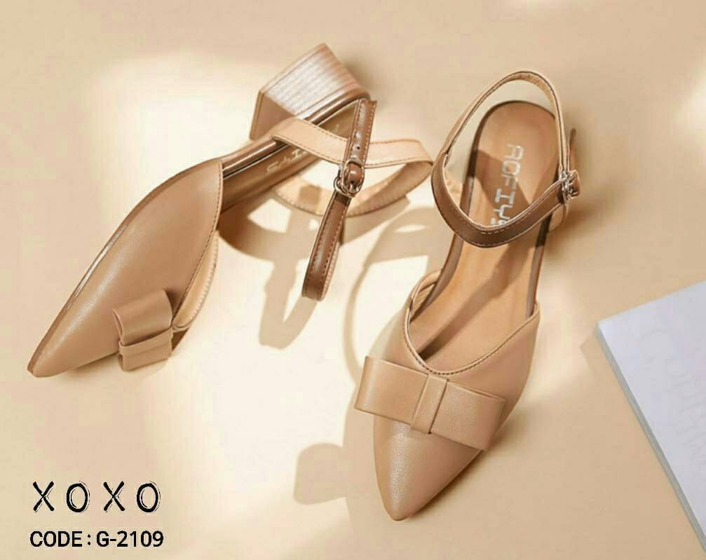 สินค้าพร้อมส่ง สวย เรียบ หรู ละมุน งานดูแพงเกินราคาขายจร้า คัชชูส้นไม้ ทรงหลังเปิด ด้านหน้า เชฟวี ใส่แล้วขาดูเรียว ยาว สวมใส่ง่าย ตะข้อคาดหลัง มีส้นเล็กน้อย วัสดุ PU แต่งโบด้านหน้า สวยน่ารัก วัสดุ PU