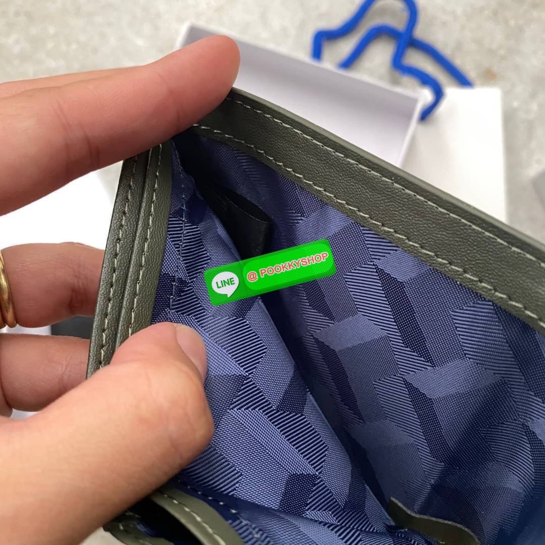 ลาคอส SHORT WALLET กระเป๋าสตางค์แบบพับ2ตอนสำหรับผู้ชาย มีช่องใส่บัตรและช่องใส่ธนบัตรแยกเป็นสัดส่วน กระเป๋าสตางค์หนัง PVC คุณภาพดีตามแบบฉบับของแบรนด์ มาพร้อมกล่อง ถุงกระดาษแบรนด์แบรนด์แข็งแรงสวยมากค่ะ ไม่ว่าจะใช้เองหรือเป็นของขวัญก็สุดคุ้มและน่าใช้ ห้ามพ