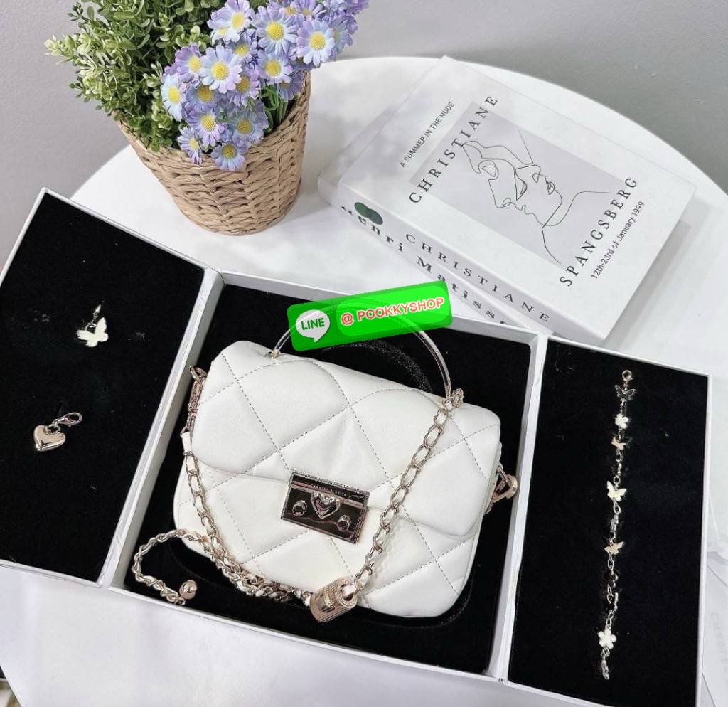 Charles&Keith แท้ Outlet ถือออกงานได้ สะพายได้ ให้ลุคลูกคุณหนู มาพร้อมกล่อง เหมาะสำหรับมอบเป็นของขวัญได้ มี 3 สี