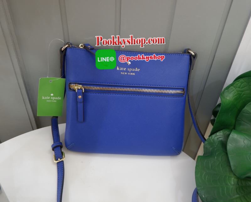 Kate Spade new york saffiano crossbody bag ด้านหน้ามีหนึ่งช่องซิปสำหรับใส่มือถือหรือของจุกจิก เปิดปิดกระเป๋าช่องหลักแบบซิป ด้านในโล่ง มีช่องให้ใส่ของจุกจิกหนึ่งช่อง สายสะพายถอดไม่ได้ เลื่อนปรับระดับได้