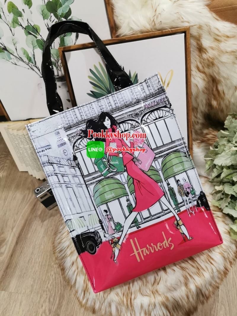 ลายนี้เข้าแล้วนะคะ! พร้อมส่งไอเท็มยอดนิยม! Harrods London Top-handle Shopping Bag กระเป๋า Shopping แบรนด์ดังจากอังกฤษรุ่นยอดนิยมวัสดุ PVC+Polyester 100% ของแท้เนื้อหนาอยู่ทรงกันน้ำ ขนาดกำลังดี น้ำหนักเบา เปิดปิดด้วยซิปสะดวกใช้หัวซิปปั้มโลโก้แบรนด์อะไหล่เง