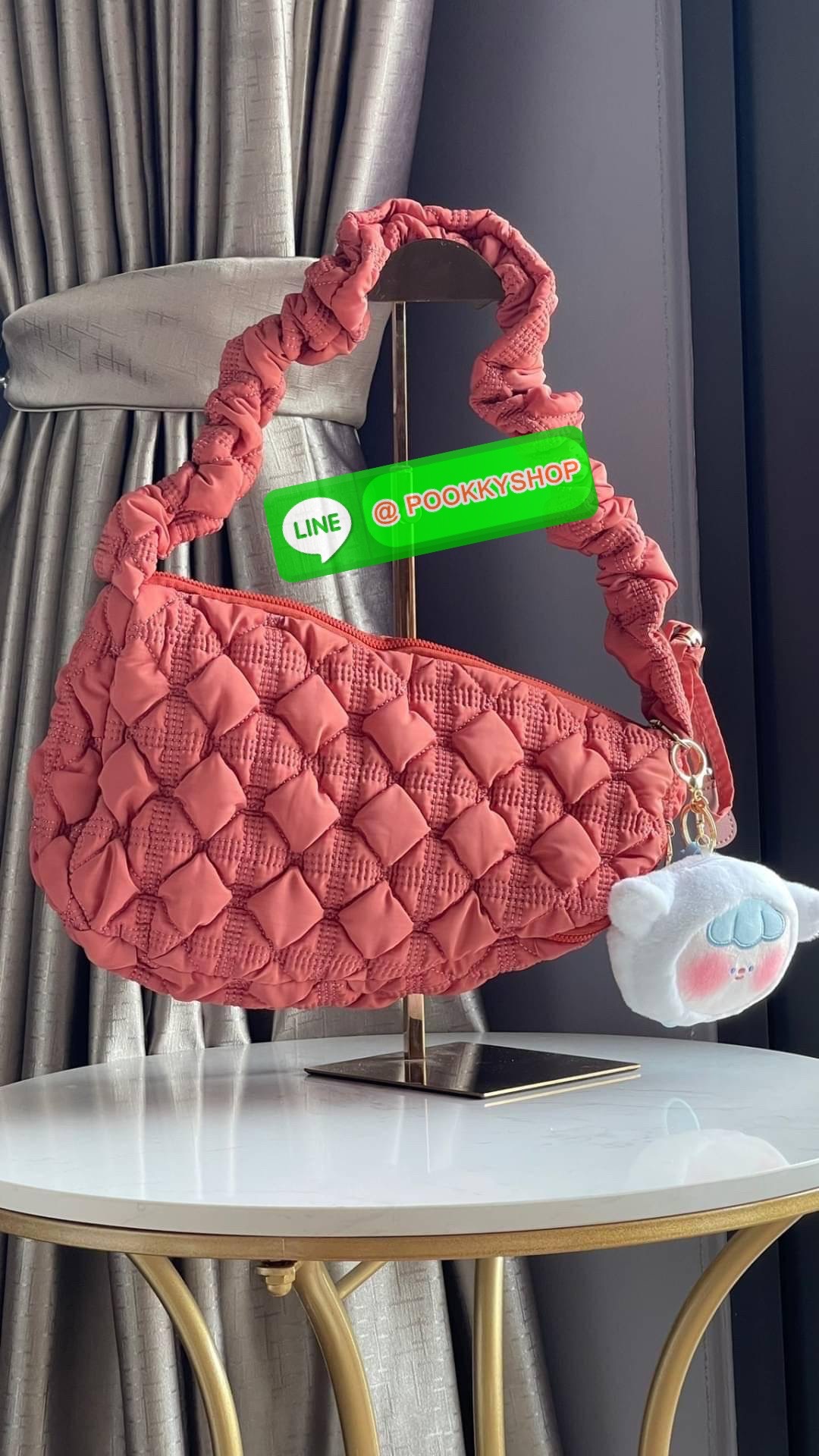 C Cozy Shoulder Bag สายแฟชั่นเกาหลีห้ามพลาด เป็นกระเป๋าที่กำลังได้รับความนิยมอย่างมากในเวลานี้ ถูกออกแบบมาให้มีลักษณะนุ่มนิ่มไม่ต่างจากพัฟเฟิลโค้ตหรือผ้านวม เลือกหยิบมาใช้ แมตช์เข้ากับคอสตูมได้ในแต่ละวัน รูปทรงและงานดีไซน์ที่มีความโดดเด่น และแตกต่างจากกระ