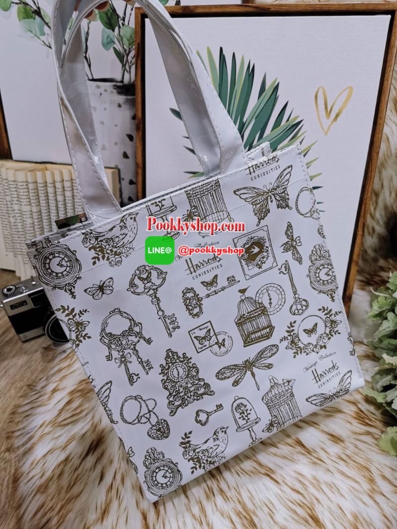 ลายนี้เข้าแล้วนะคะ! พร้อมส่งไอเท็มยอดนิยม! Harrods London Top-handle Shopping Bag กระเป๋า Shopping แบรนด์ดังจากอังกฤษรุ่นยอดนิยมวัสดุ PVC+Polyester 100% ของแท้เนื้อหนาอยู่ทรงกันน้ำ ขนาดกำลังดี น้ำหนักเบา เปิดปิดด้วยซิปสะดวกใช้หัวซิปปั้มโลโก้แบรนด์อะไหล่เง