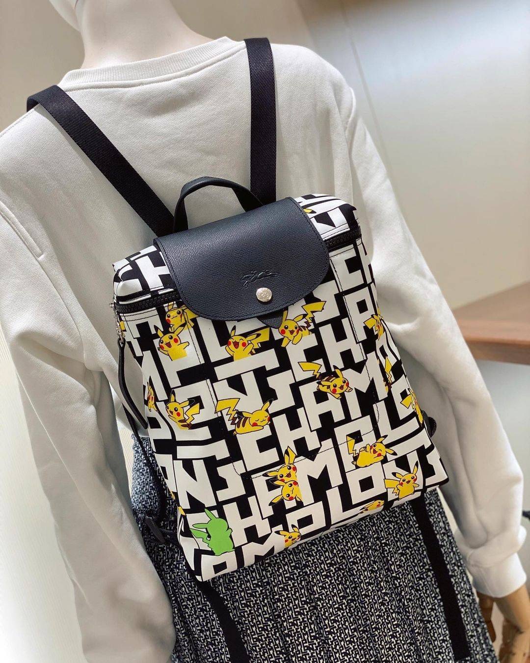 LONGCHAMP LE PLIAGE COLLECTION POKEMON BACKPACK เป้สะพายสไตล์ Le pliage ที่มี "ปิกาจู" ไปวิ่งเล่นอยู่บนกระเป๋าที่ออกมาเป็นซีรีส์ซะเลย
