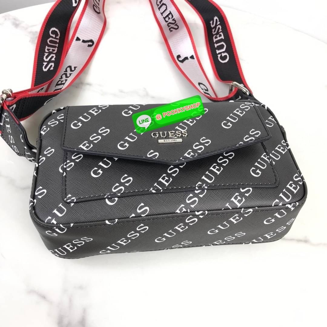 กระเป๋าสะพาย GUESS ด้านหน้าเปิด - ปิดกระเป๋าด้วยกระดุมแม่เหล็ก มีช่องใส่ของ 1 ช่อง ด้านบนเปิด - ปิดด้วยช่องซิป ภายในโล่ง มีช่องเล็กใส่ของ 2 ช่อง และมีช่องซิป 1 ช่อง มาพร้อมสายสะพาย สามารถถอดและปรับได้ Free Size ค่ะ