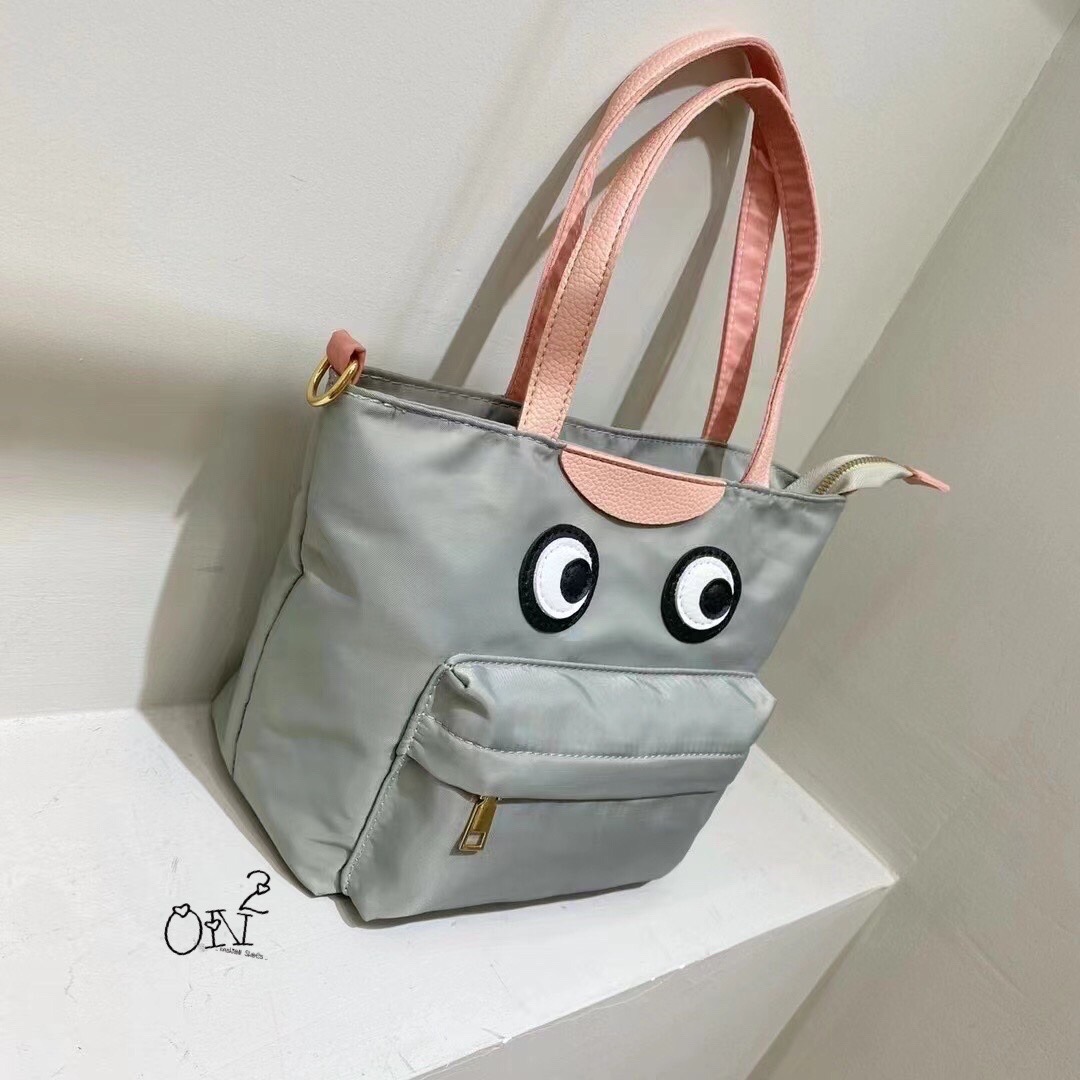 กระเป๋าสะพายข้าง brand anya วัสดุตัวกระเป๋าทำจากผ้ากันน้ำอย่างดีสีดำ ด้านหน้าส่วนลายเป็นหนังเย็บติด กระเป๋าเป็นปากซิป ด้านหน้ามีกระเป๋าเปิดออกมาเป็นสีแดงนะคะ มาพร้อมสายยาวทำจากผ้าไนล่อนอย่างหนาสีดำ สามารถปรับระดับได้