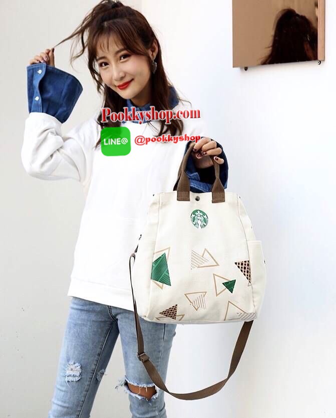 ReStock! พร้อมส่งอีกครั้งตามคำเรียกร้องค่ะ STARBUCKS COOLER BAG กระเป๋าถือหรือสะพายอเนกประสงค์ Limited Edition จาก STARBUCKS วัสดุ Canvas เนื้อหนาอยู่ทรงสวยแม้ไม่ใส่ของใบใหญ่กำลังดีน้ำหนักเบามาพร้อมหูหิ้วและสายสะพายยาวถอดได้เลื่อนปรับได้ เปิดปิดด้วยกระดุม