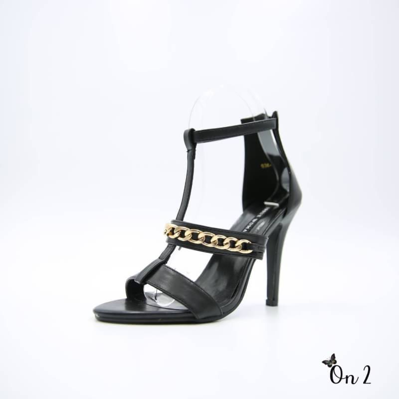 GIVENCHY SHOES Style Givenchy ส้นสูงดีไซน์เรียบหรู ดูคลาสสิค ซิปหลัง เพิ่มดีเทลโซ่ทอง Sexy สูง4” กำลังดี ใส่แล้วดูโปร่งสูงเท้าเรียบสวย ใส่ออกงานได้เลยค่ะ หรือจะใส่กับยีนส์ก้อลงตัว เท่ห์ๆ ห้ามพลาดนะคะ ฟ