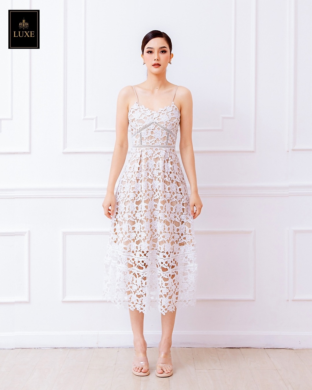 เดรสแฟชั่น เดรสเสื้อสายเดี่ยวกระโปรงบานจับจีบ ทำจากผ้าลูกไม้โครเชต์ ทอลายสวยคมชัด