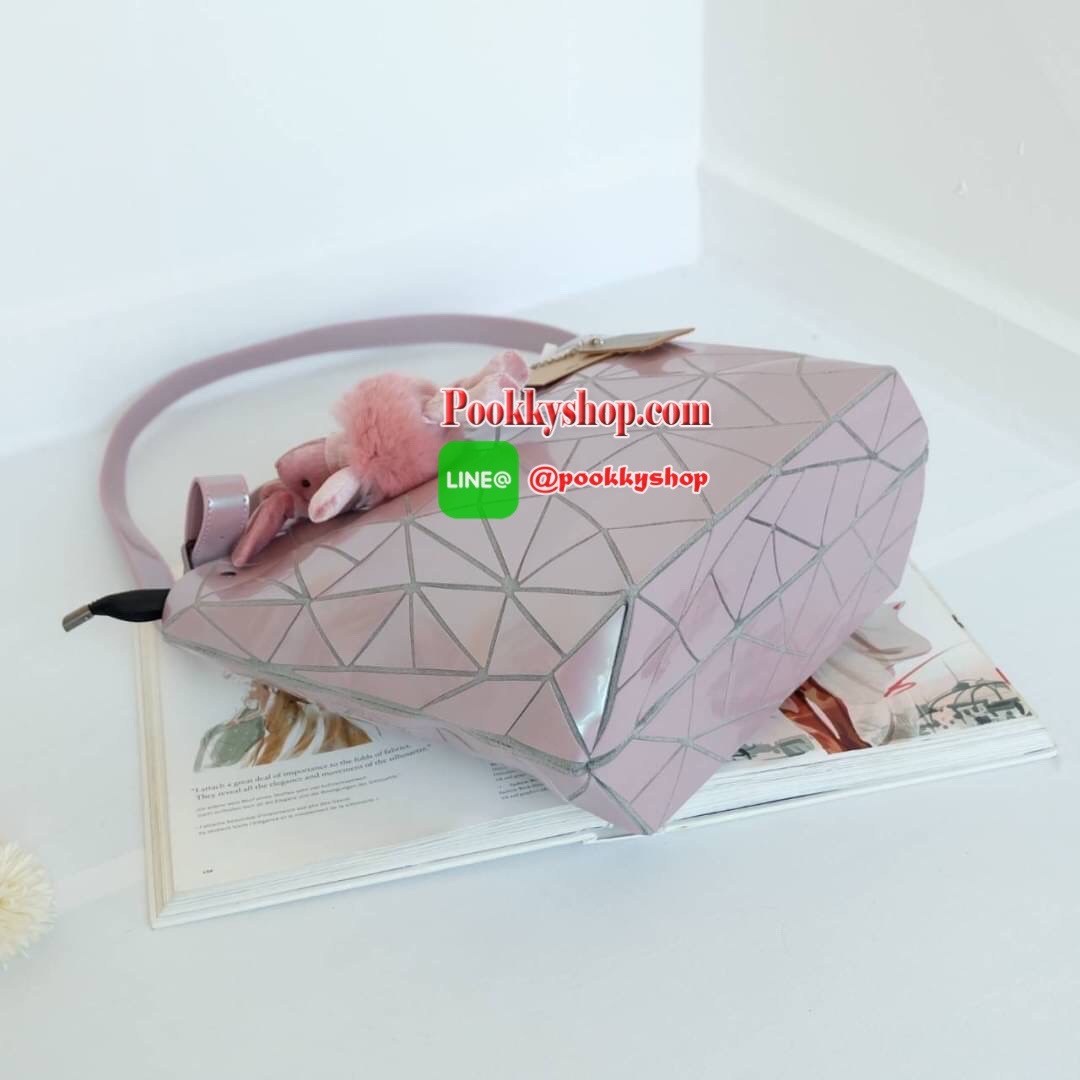 รุ่นขายดี ลาย Limited edition หายาก ปรับทรงได้ 2 แบบ น่ารักมาก สี Rose pearl สวยที่สุด มาพร้อมกระต่ายเข้า set เลิศคะ ⚡กระเป๋า จากแบรนด์ David Jones กระเป๋าสะพายข้างดีไซน์เกร๋มาก สีสวยหรูมาก ขนาดกะลังดีเลย ⚡น้ำหนักเบามากคะ ภายในมีช่องเก็บของจ