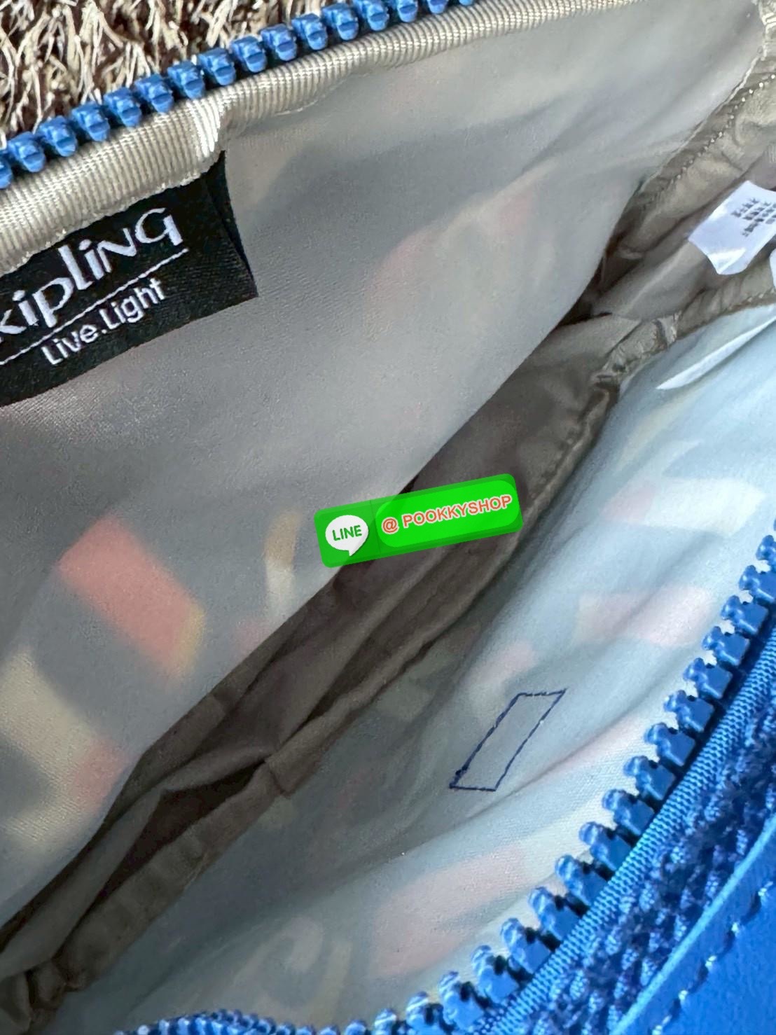 Kipling Candy 3 Ways กระเป๋าสไตล์มินิมอลล์ น้ำหนักเบาทำหลายสไตล์ ทั้งในแบบถือ สะพายพาดลำตัว หรือจะเป็นเป้ขนาดเล็กก็ได้ มีช่องซิปจัดระเบียบสิ่งของหลายช่อง ใส่สิ่งของจำเป็นได้ครบครัน