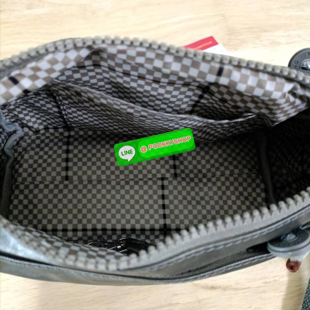 KIPLING Mini Crossbodybag กระเป๋าสะพายข้างขนาดกะทัดรัด ผลิตจากวัสดุ Nylon + ซับใน Polyester100% มีช่องใช้งานแยกย่อยมากถึง 4 ช่อง -ด้านหน้ามีช่องซิป 2 ช่อง -ช่องหลักโล่ง กว้าง จุของใช้ได้เยอะ -ด้านหลังมีช่องซิปอีก 1 ช่อง มาพร้อมพวงกุญเเจลิง สายสะพายยาวสมาร