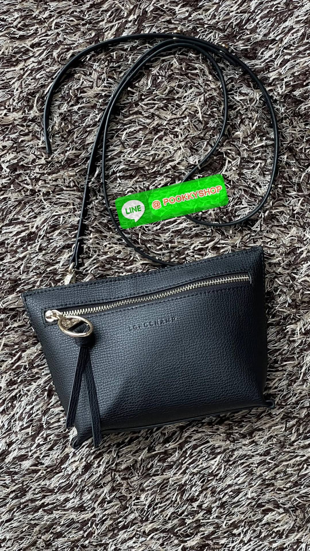 Longchamp MAILBOX Crossbody bag XS ดีไซน์ทรงคลัทช์ที่มีเส้นรูปทรงเรขาคณิตนี้จะรองรับสิ่งของจำเป็นทั้งหมดของคุณ มาพร้อมสายสะพายไหล่แบบปรับได้และถอดออกได้ สวมใส่ได้หลากหลายวิธีเพื่อเพลิดเพลินกับค่ำคืนของคุณอย่างอิสระ ได้แรงบันดาลใจมาจากMAILBOX การเย็บตะเข็บ