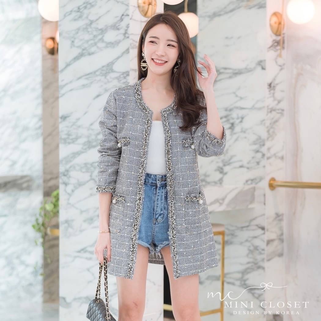 🎪เสื้อคลุมตัวยาว ใส่สบาย🎪 เนื้อผ้าน้ำหนักดี ไม่ซับใน ใส่สบายๆไม่ร้อน ลายตารางมีขนนุ่มฟูนิดๆ ใส่ได้ทุกฤดูไม่ว่าร้อน/หนาว งานเดินขอบทั้งตัว ใส่สวย ห้ามพลาดค่ะ